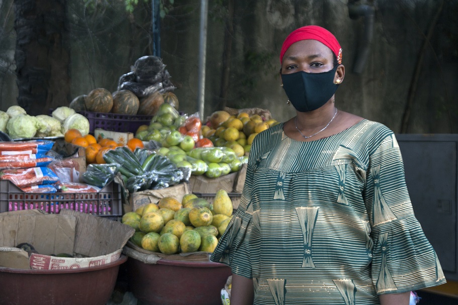 A fruit seller in the Abidjan district of Marcory wears a mask to protect herself and others during the COVID-19 crisis in Côte d'Ivoire. Credit : Jennifer A. Patterson / ILO